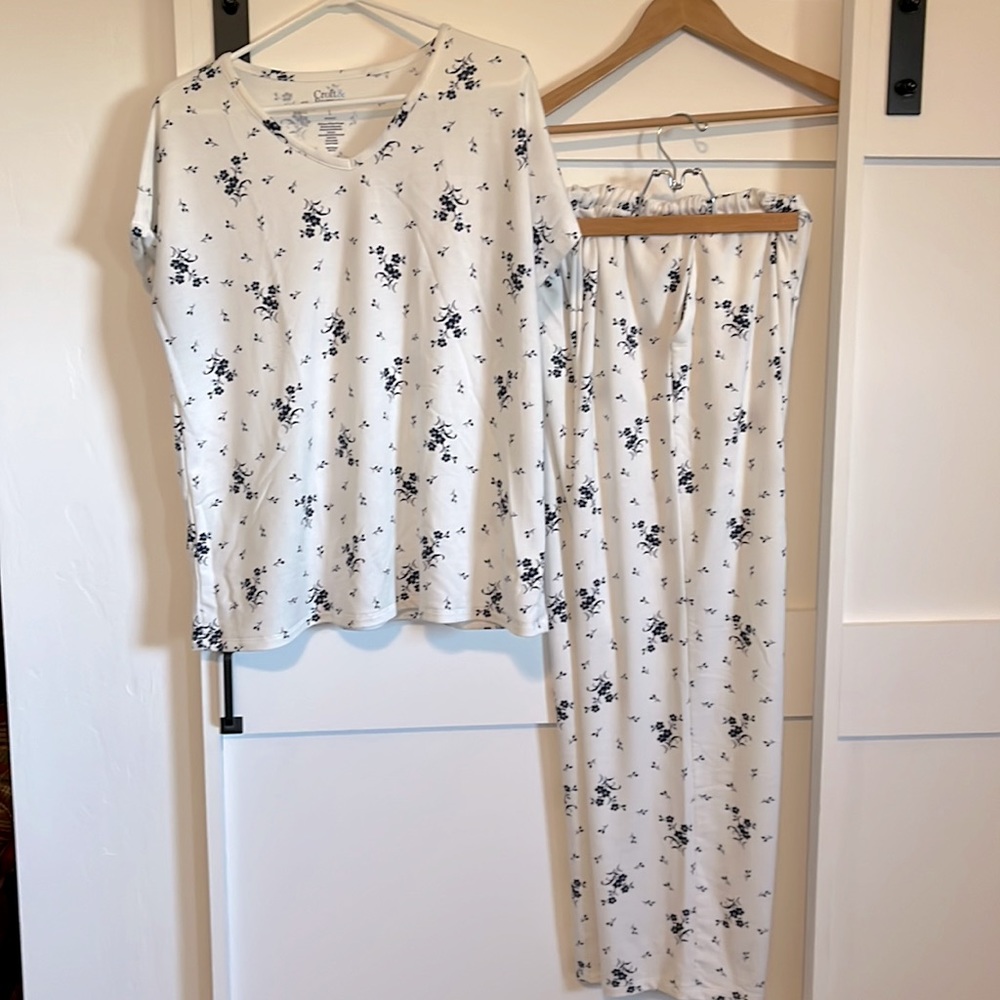 Craft & Barrow Pajama Set. Size Large. White with blue flowers